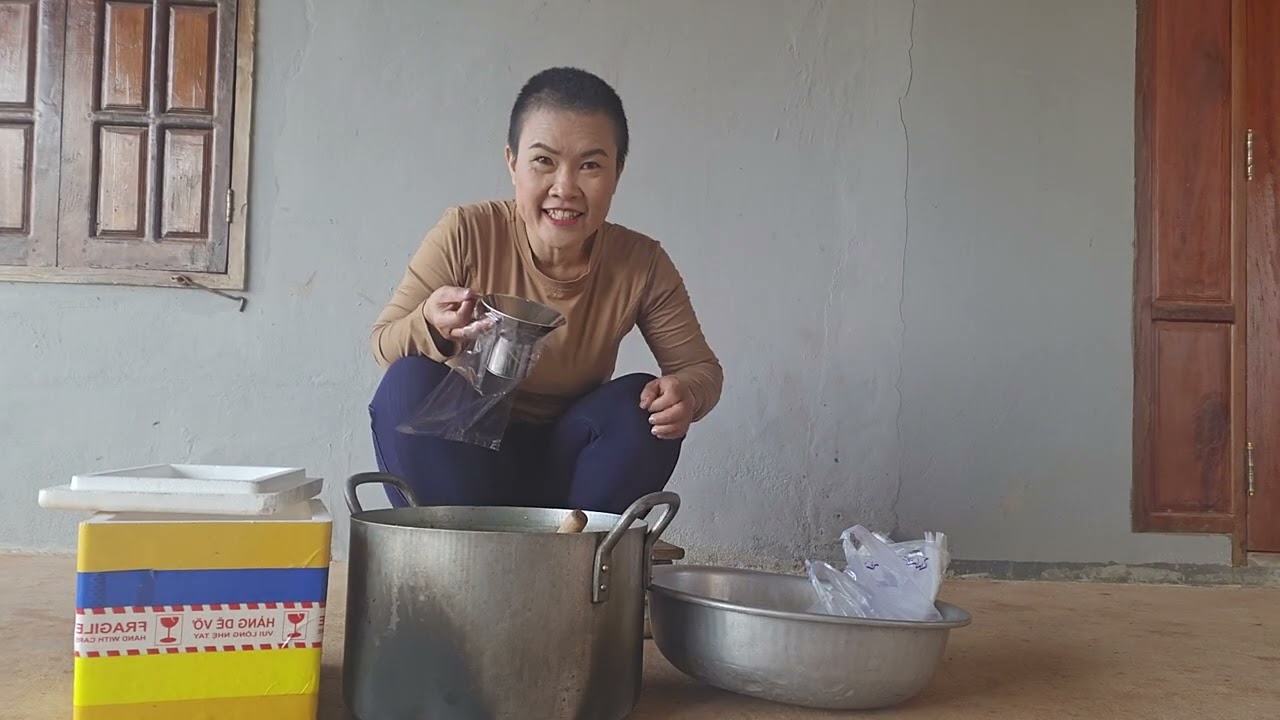 ສົ່ງແກ່ງໝໍ່ໄມ້ໃຫ້ລູກຄ້າ Delivery bamboo soups to customer.