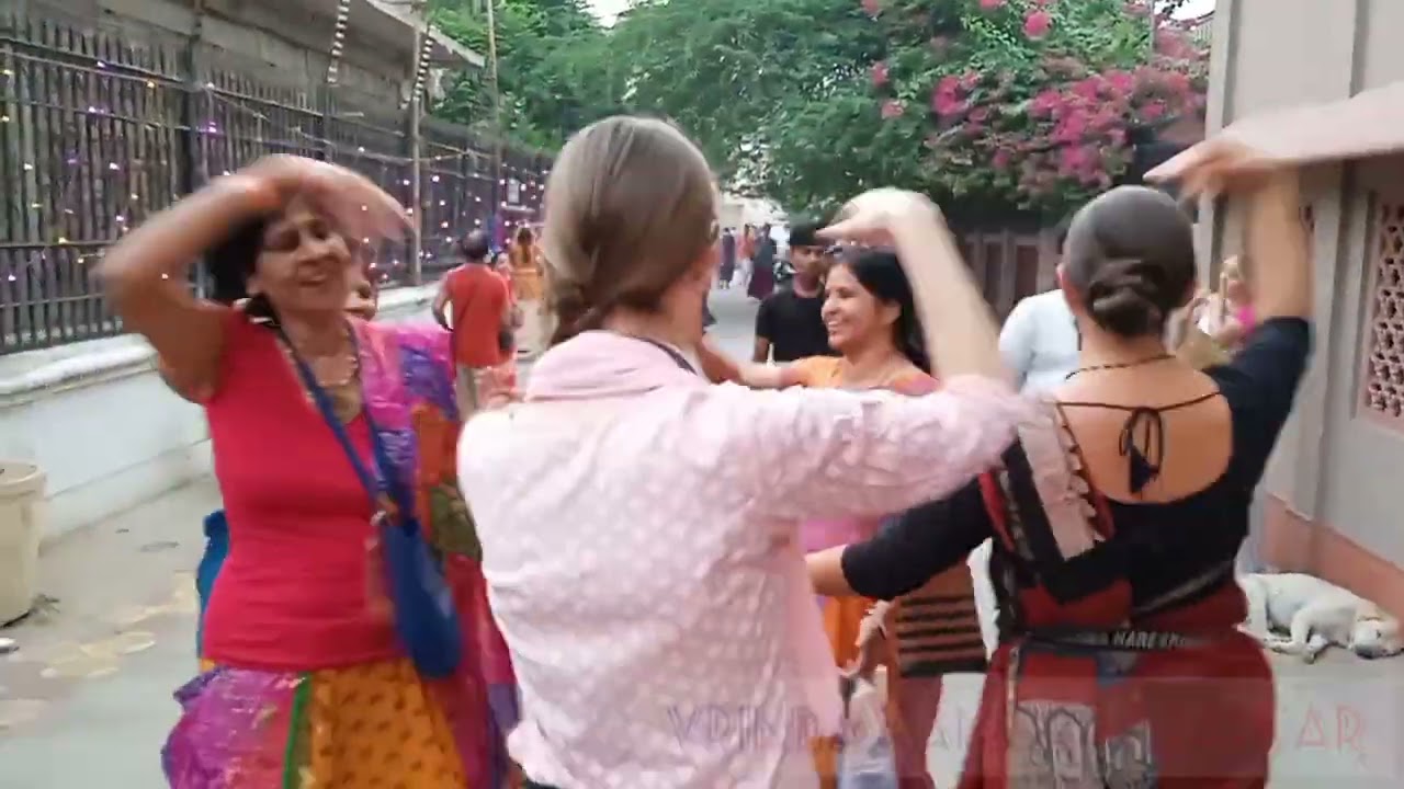 Indian devotees dance with foreign devotees 😱 in Vrindavan dham 💜