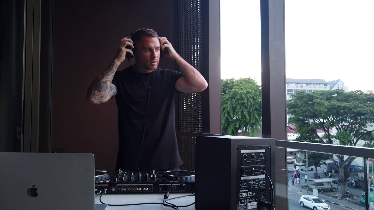 Simon Patterson plays a producer set. Live from Singapore