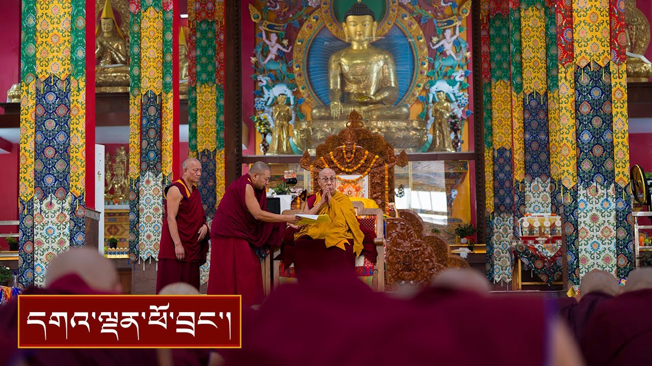 དགོན་སྡེ་གྲྭ་ཚང་བཅོ་ལྔའི་བསྒྲུབ་བྱ་ ༣༦༩ ལ་དགེ་སློང་གི་སྡོམ་པ་སྩལ་བ།