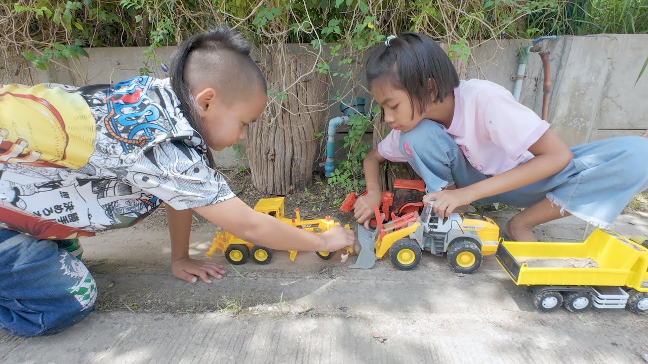 น้องโก๊ะพี่แอมป์เล่นรถแทรกเตอร์กับรถดั้มขูดดินบนท่อระบายน้ำ