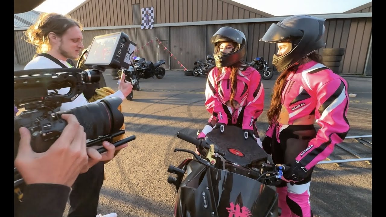 TOURNAGE AVEC LA NOUVELLE MOTO DE @lezitow 🥵 POUR LA CAMPAGNE DE MARTINE !! @gaellegarciadiaz1 🌈🔥