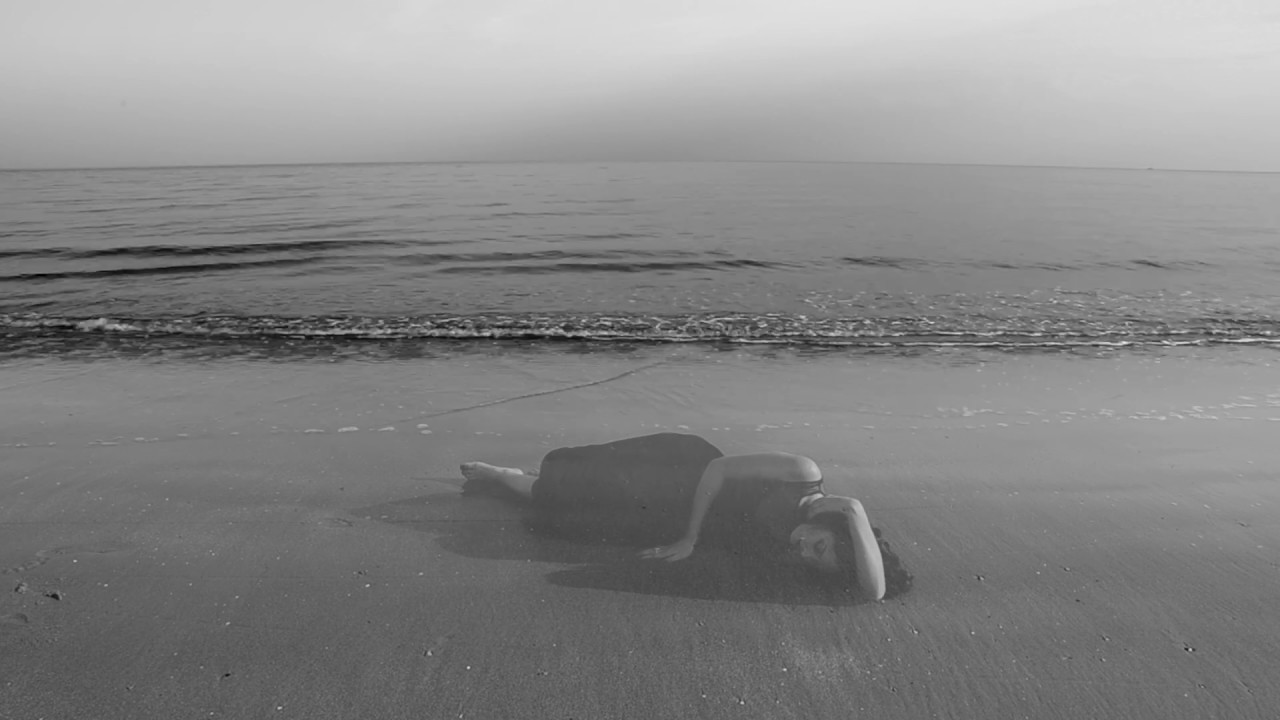 Lorelle Meets The Obsolete — Líneas En Hojas [OFFICIAL VIDEO]
