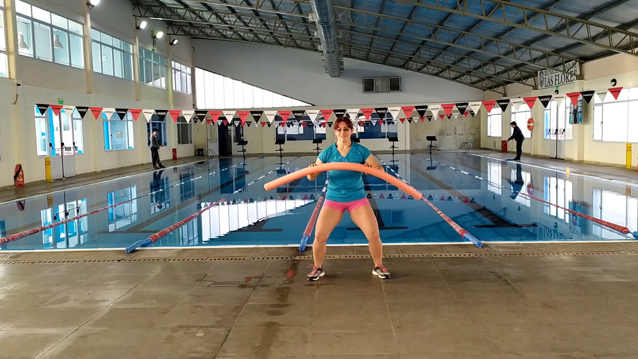 Aquagym trabajo de tren superior con flota
