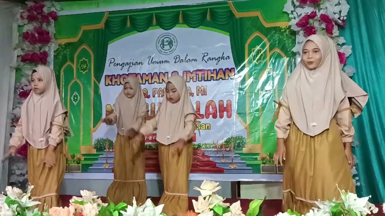 Ayami Beek bersama santri TPQ NURUL FALAH 