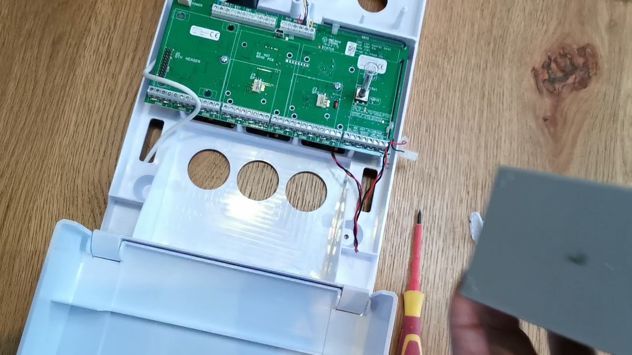 Changing battery in HKC 10270 control panel