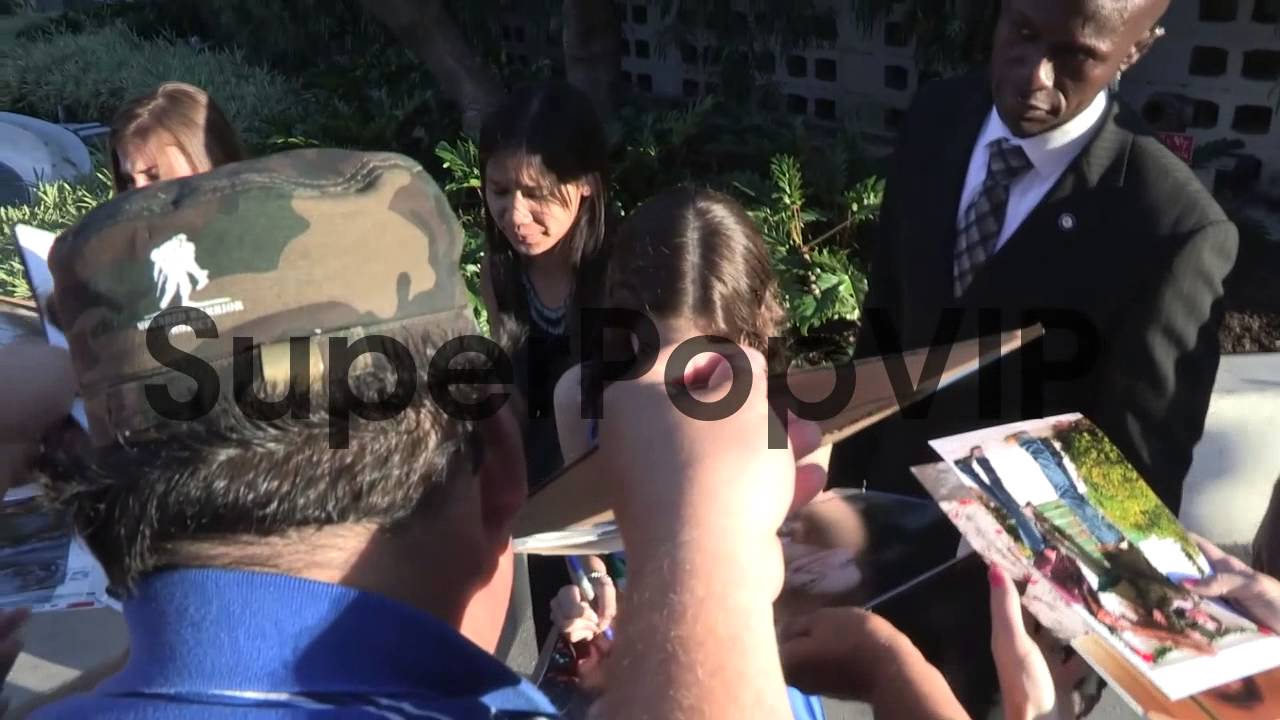 Mackenzie Foy greets fans at The Conjuring Premiere at Ar...