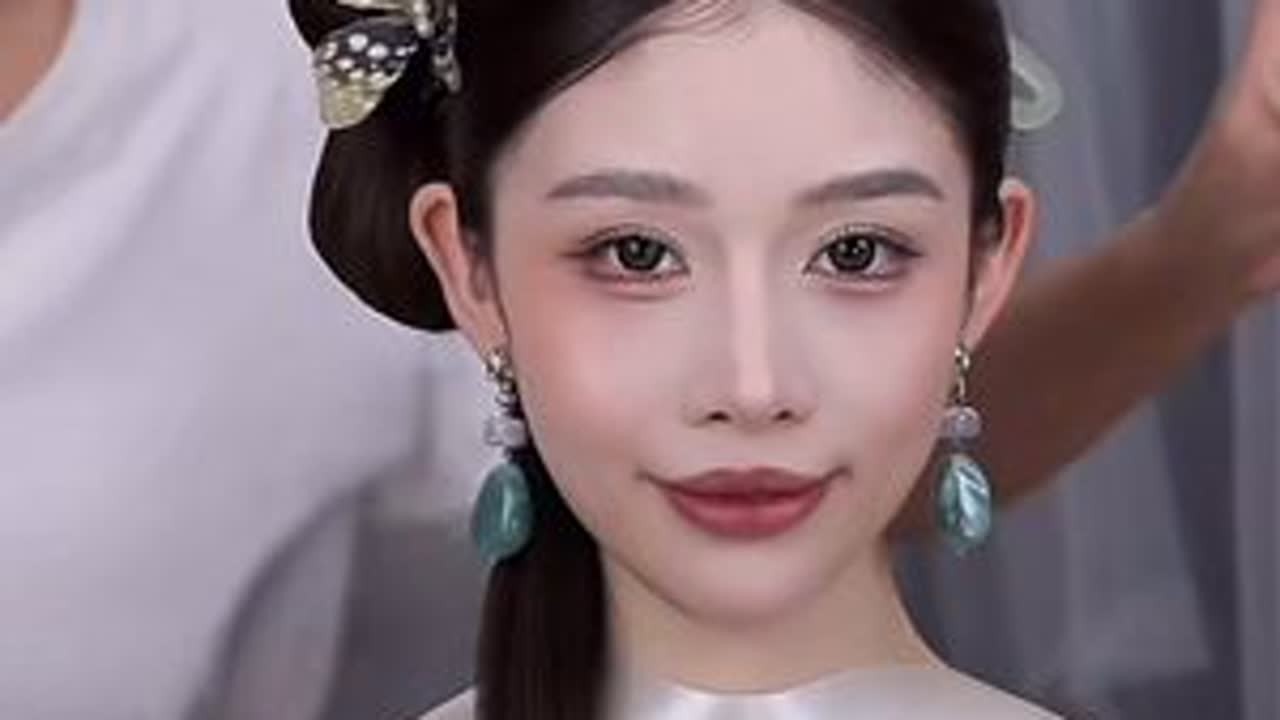 新一轮的流量密码来啦！国风新中式造型分享！ 超详细的国风新中式造型来啦！老师昨天做了4.5次这个造型啦不会还有姐妹没有看到的吧😂没有看到也没关系！我！来！啦！姐妹们来看我🧏🏻‍♀️...