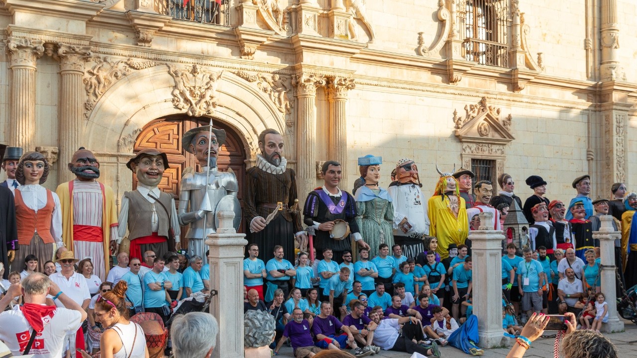 Encuentro de Gigantes y Cabezudos en Alcalá de Henares (500 Años de tradición de Gigantes 2025)