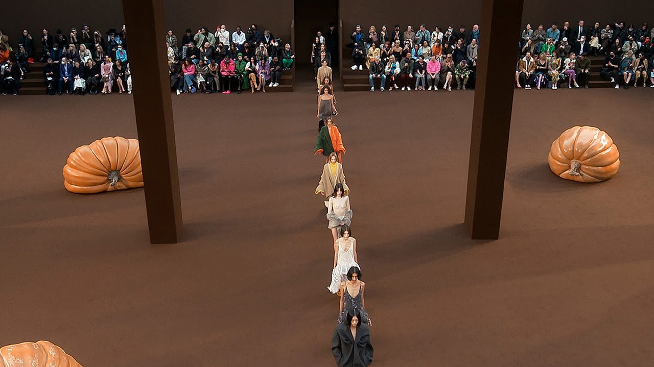 LOEWE Fall Winter 2022 women&rsquo;s runway collection