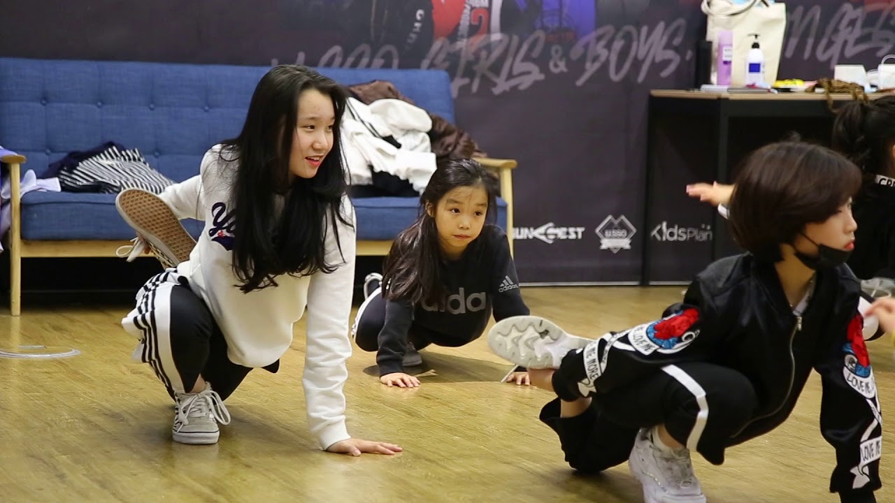 [Youngest] 춤추기전 가장 먼저 하는것은? 바로바로 몸.풀.기
