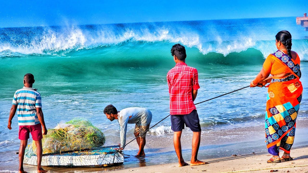 தனுஷ்கோடி கடல் அலையில் சிக்கி தவிக்கும் மீனவர்கள் Fishermen stranded in Dhanushkodi sea waves