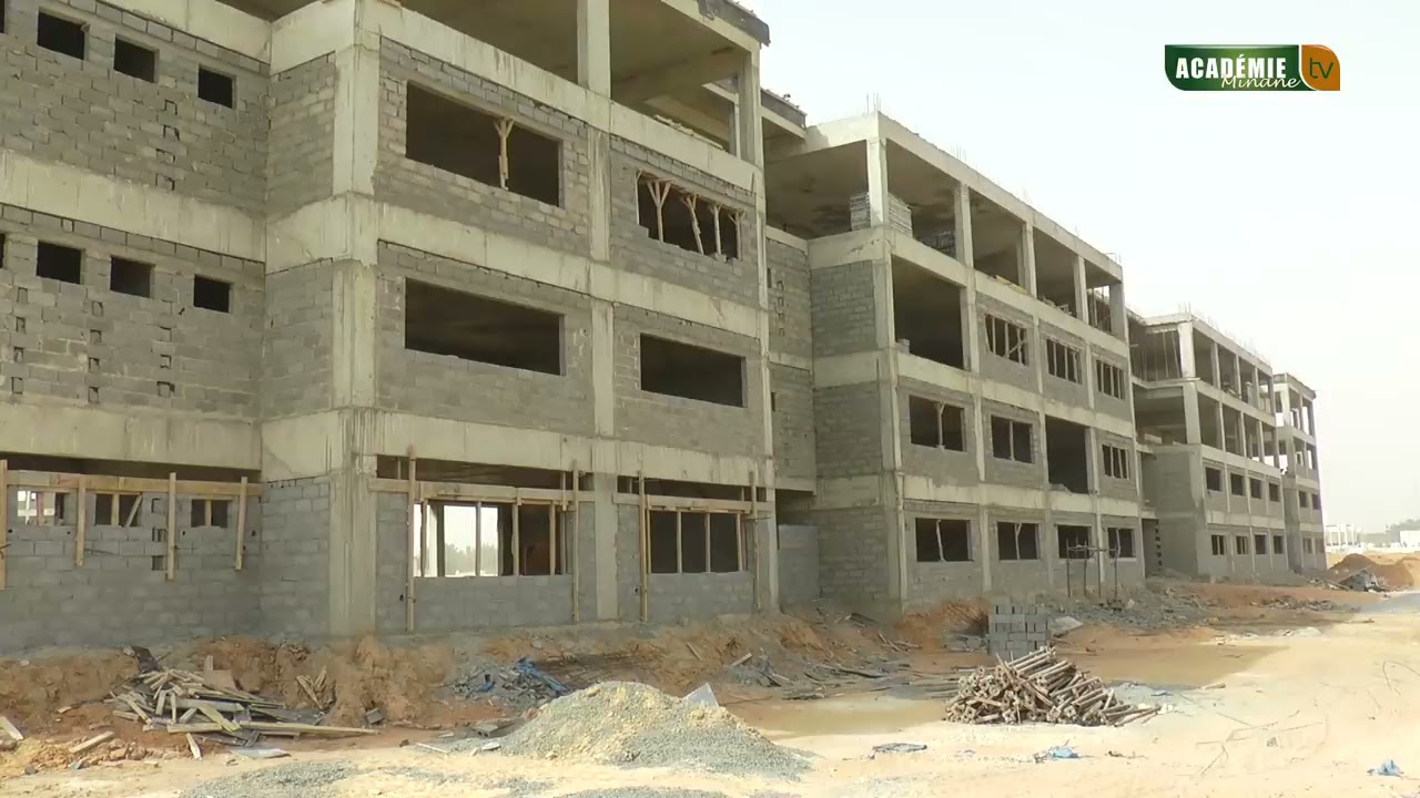 Visite guid&eacute;e et explication d&eacute;taill&eacute;e des b&acirc;timents de l'universit&eacute; de Touba