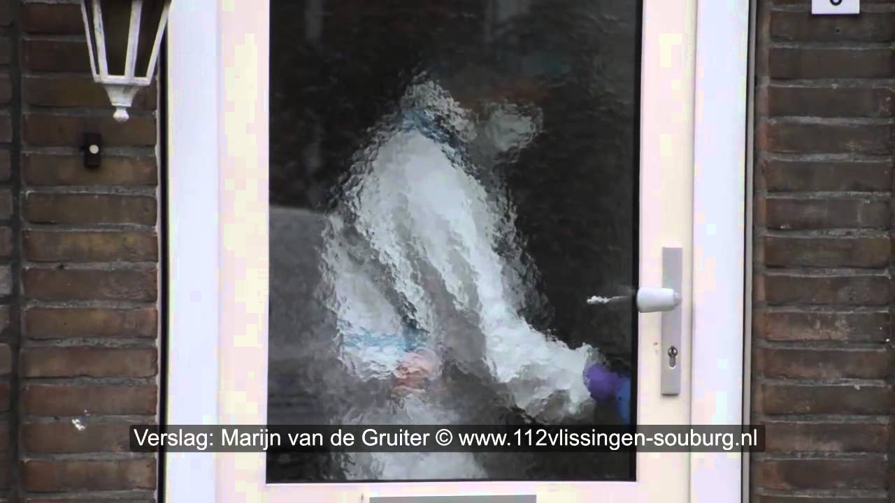 Technisch rechercheurs doen onderzoek in woning 26 juli 2015
