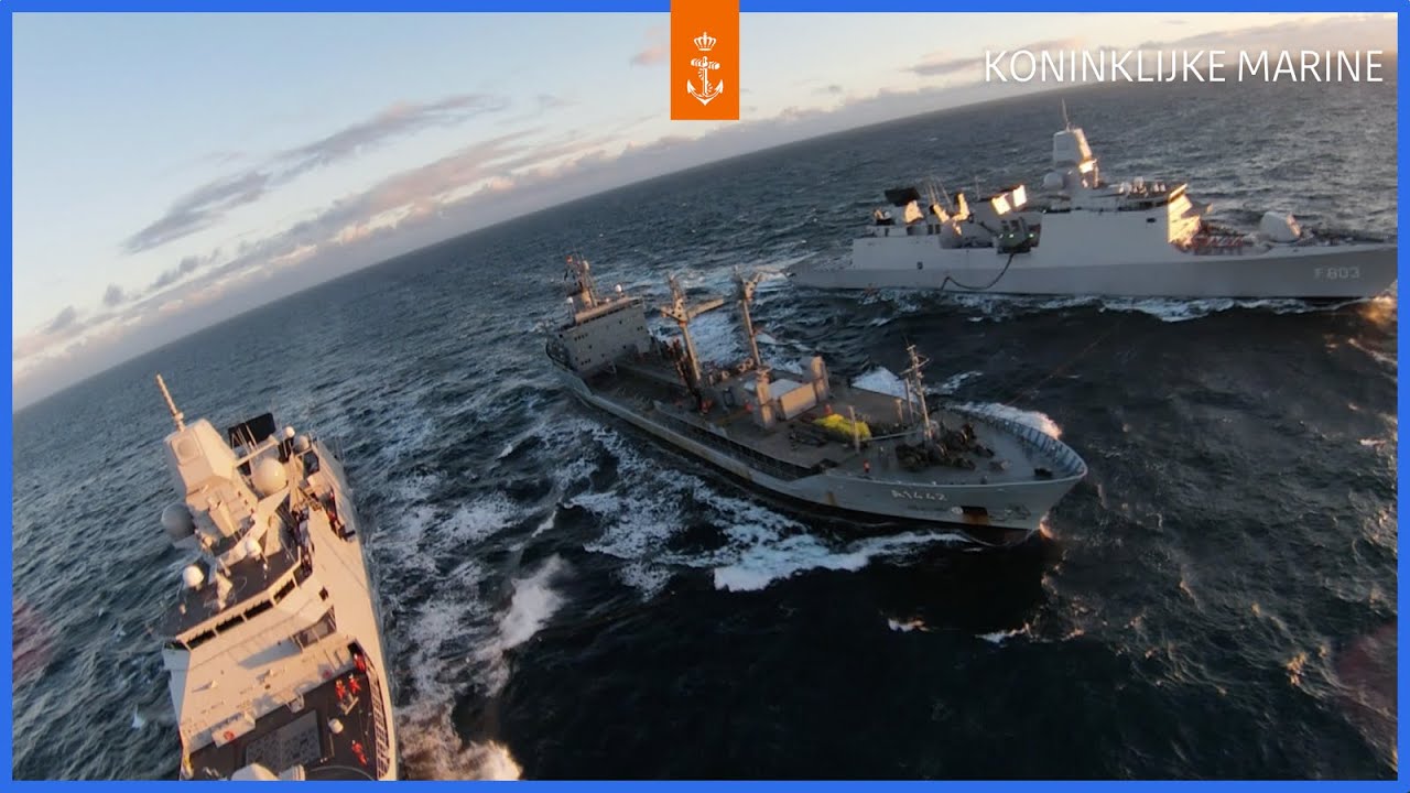 Zr.Ms. De Zeven Provinciën en Zr.Ms. Tromp laden brandstof van tanker FGS Spessart ⚓