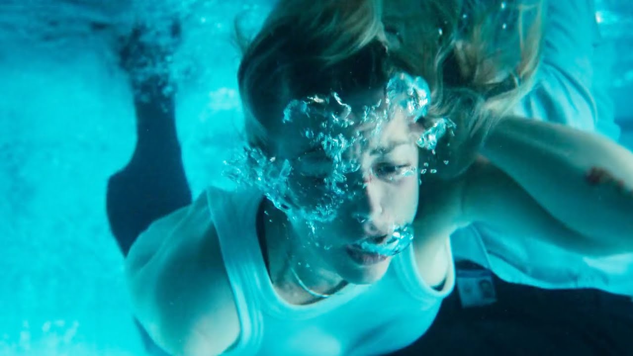 2025Netflix最新犯罪片，頂尖女特種兵獨闖領事館密室，手撕碎西裝暴徒跨國驚天營救！【補影】