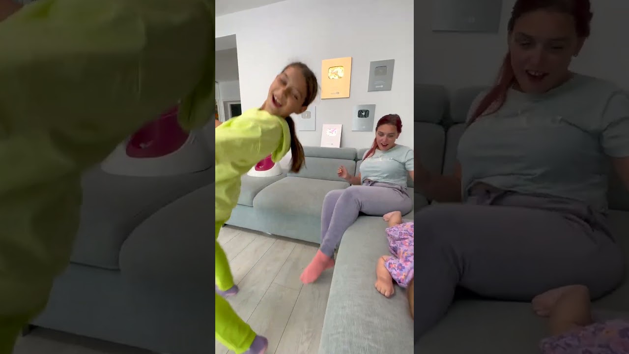 👩🏻&zwj;🦰 MAMA o IUBEȘTE pe ARIANA MARIA si o PUPA pe FUNDULET ❤️ #shorts MOM Kisses 🤰