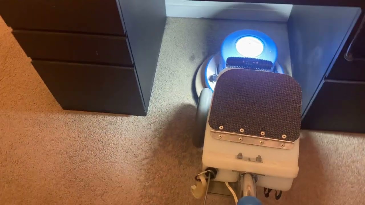 Oxy-Dry cleaning worn carpet with the Spinsafe brush SETT/ULM