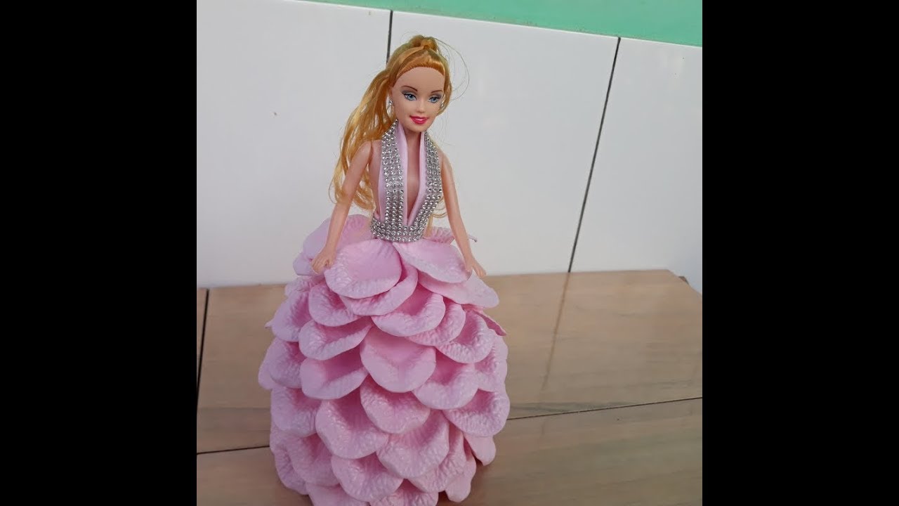 BARBIE COM ROUPA DE E.V.A. PÉTALA  DA ROSA MÉDIA