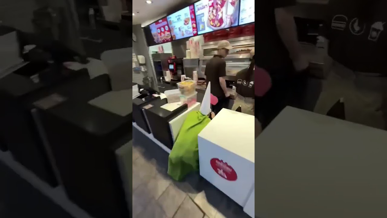 Mago verde gnomo KFC😂 meme magician green гном🧙&zwj;♂️ #gnomo #magoverde #mago #гном #meme #magician