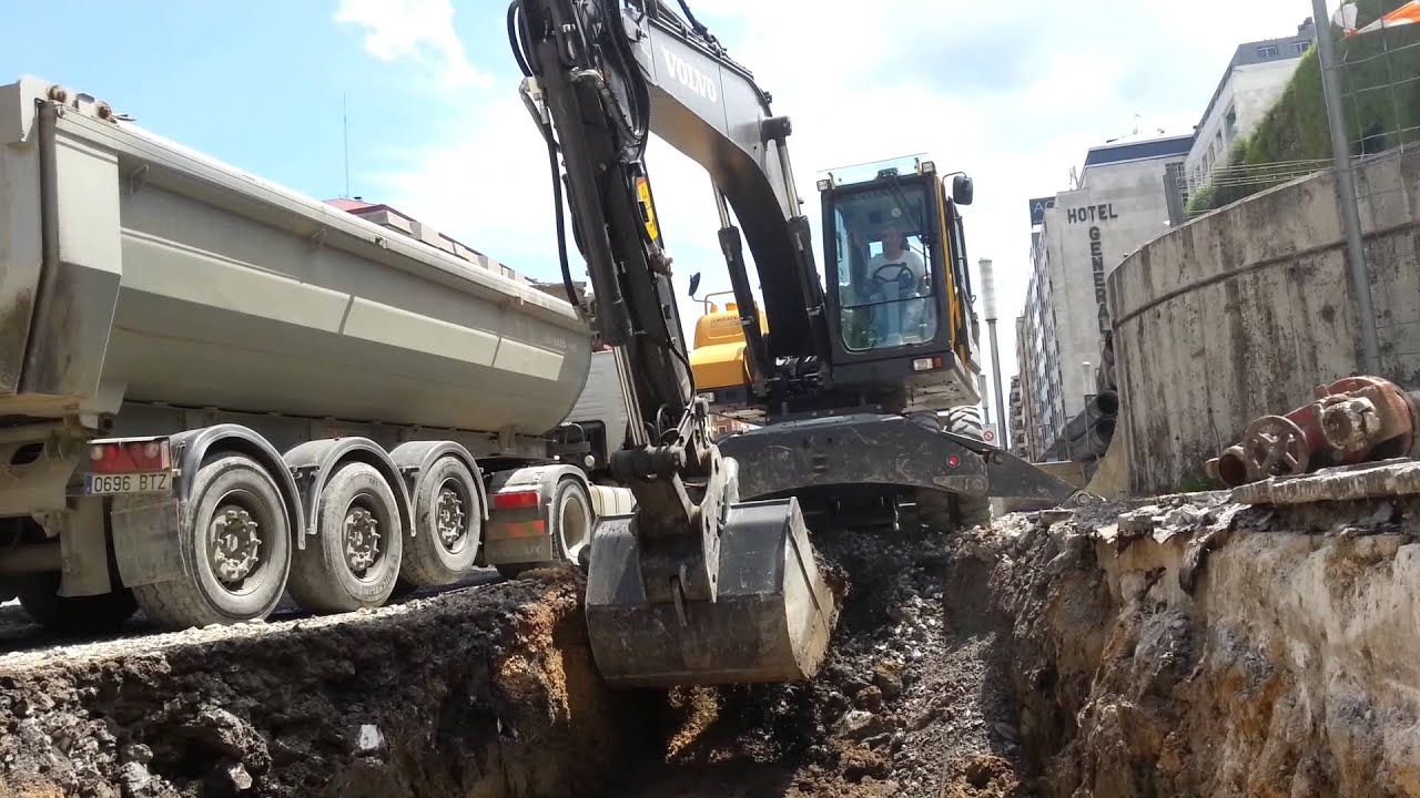 Volvo ew 180D abriendo saneamiento