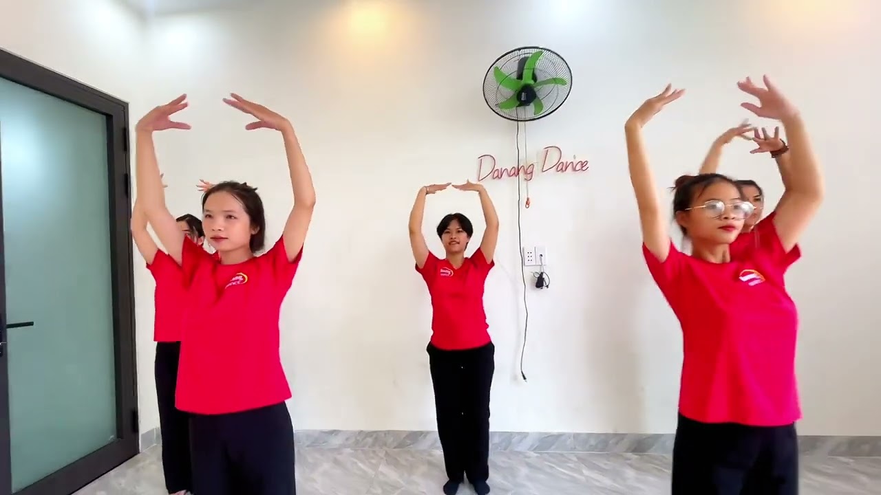 Múa - Mẹ Hãy Nắm Chặt Tay Con / Danang Dance Center