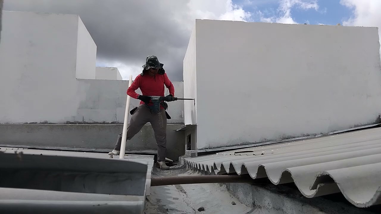 Furando a saida de agua do cubiculo das caixas 📦 📦  de água #obras #pretovaz #show #construction 
