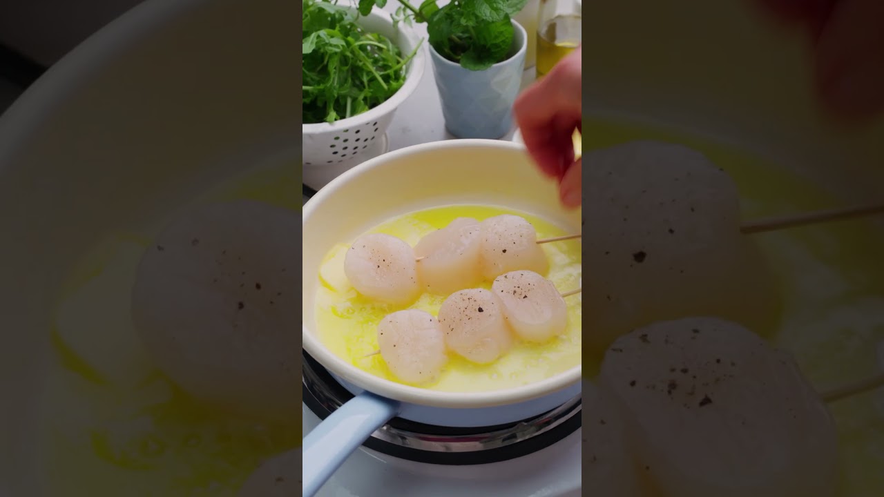 Spiesje van sint jakobsnoten met erwtencr&egrave;me en crumble