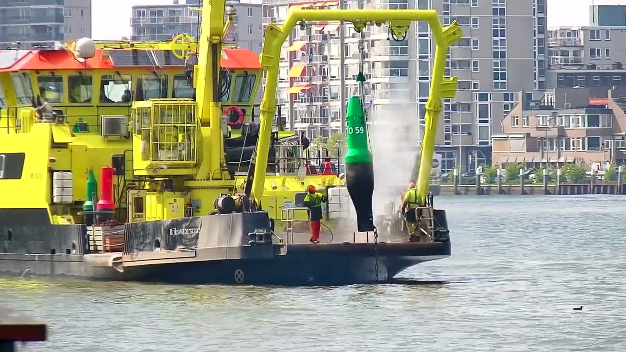 Rijkswaterstaat vervangt boeien op de Oude Maas