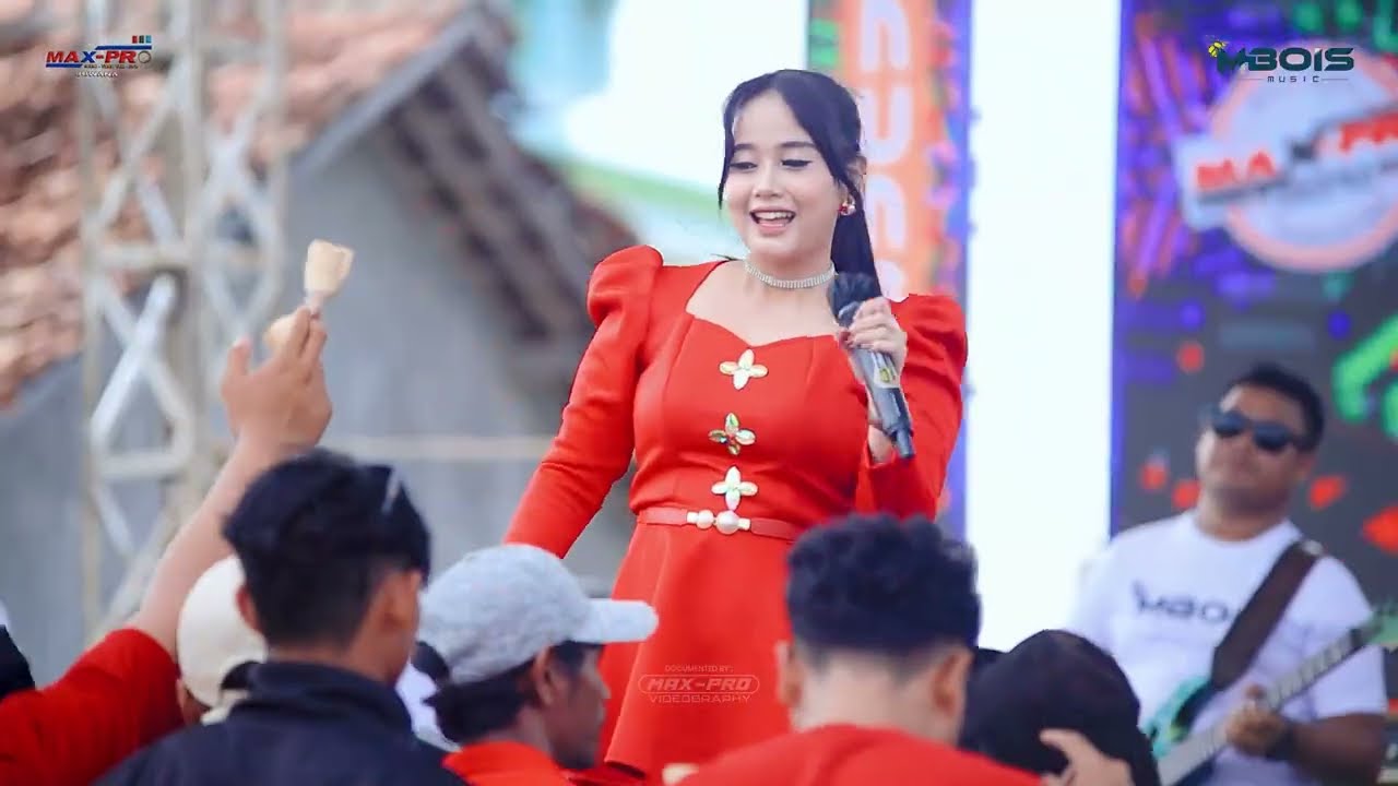 CINTA MERAH JAMBU   AYU KHARISMA MBOIS MUSIC LIVE GUNUNG BARU KRAGAN