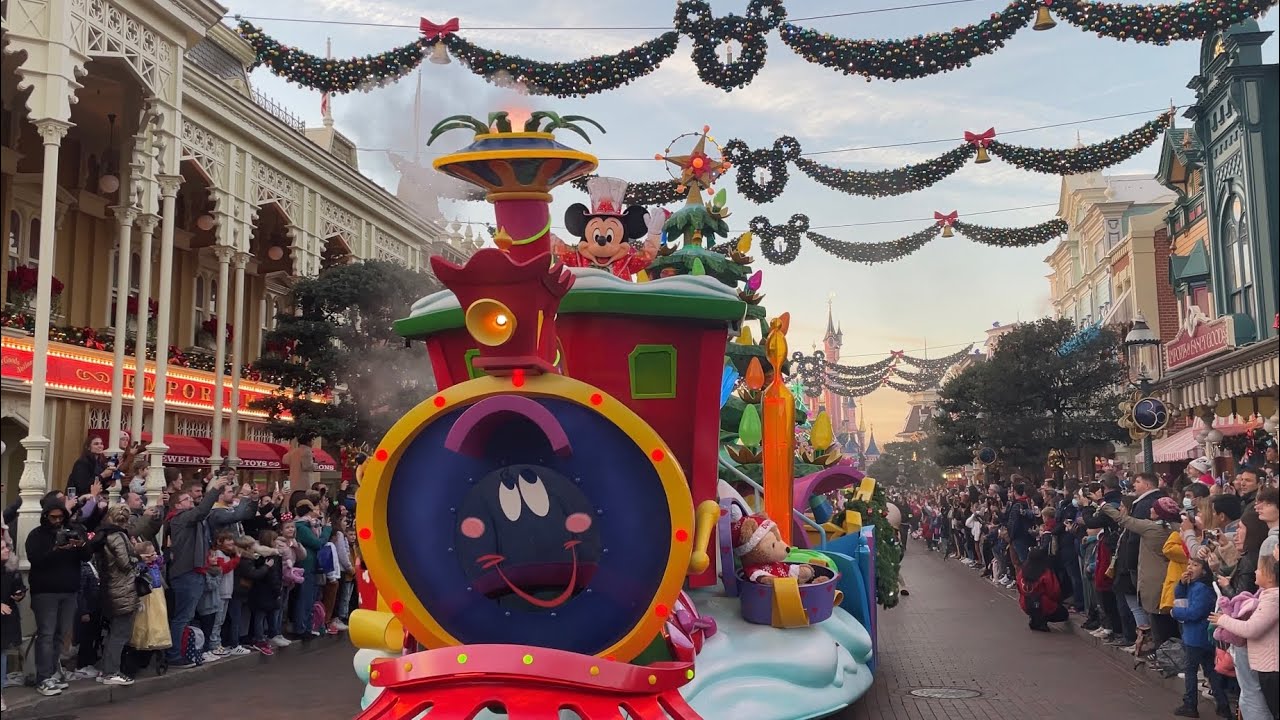 [4K] Mickey’s Dazzling Christmas Parade - Disneyland Paris