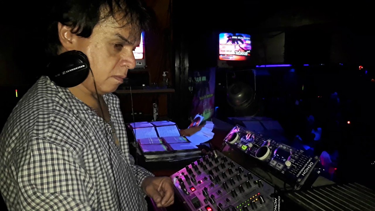 Beto Acosta tocando  en vivo  en monlightdiscowilde  .sábado 7 .4 .18
