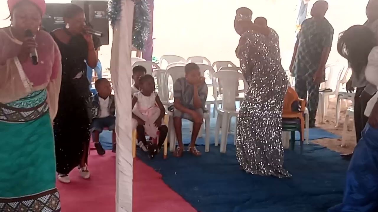 PROPHETESS DEBORAH PRAYING DELIVERANCE PRAYER DURING SUNDAY SERVICE