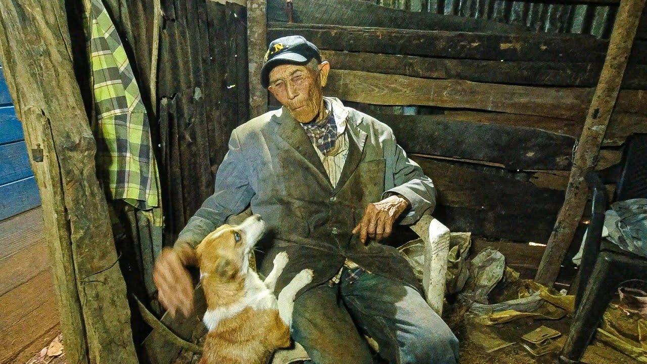 Algo Extraño Esta Pasando  el la casa de lolo y la riqueza la perrita puede sentirlo .