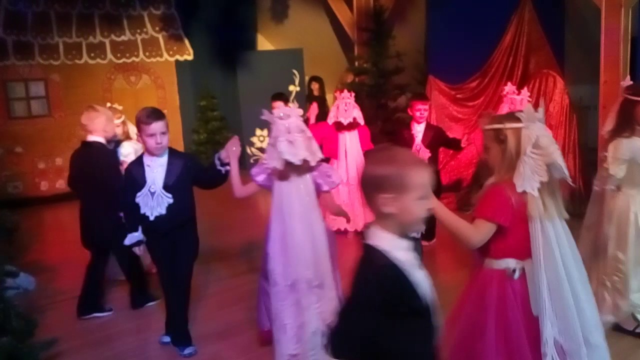 TANIEC DWORSKI W WYKONANIU PRZEDSZKOLAKÓW- CHOINKA SZKOLNA 2017