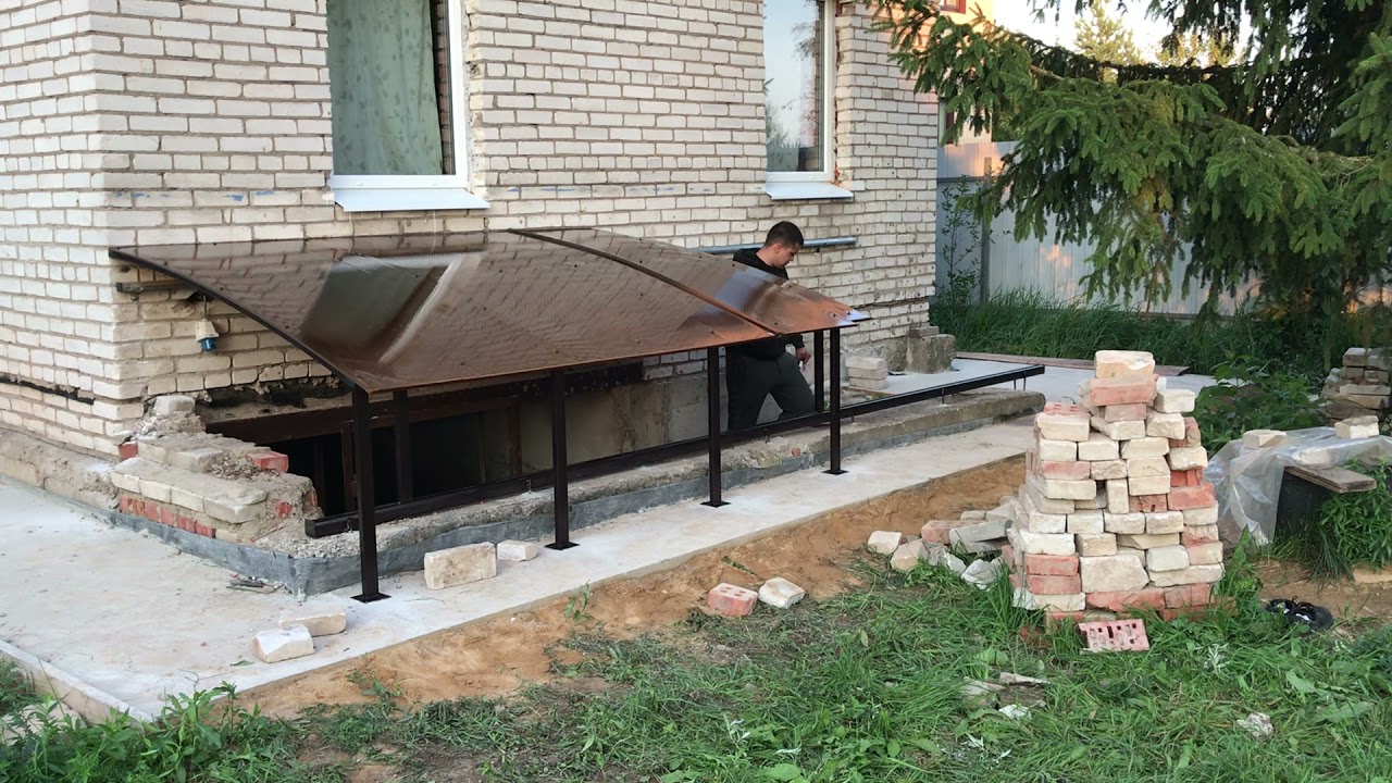 Откатной навес над спуском в подвал