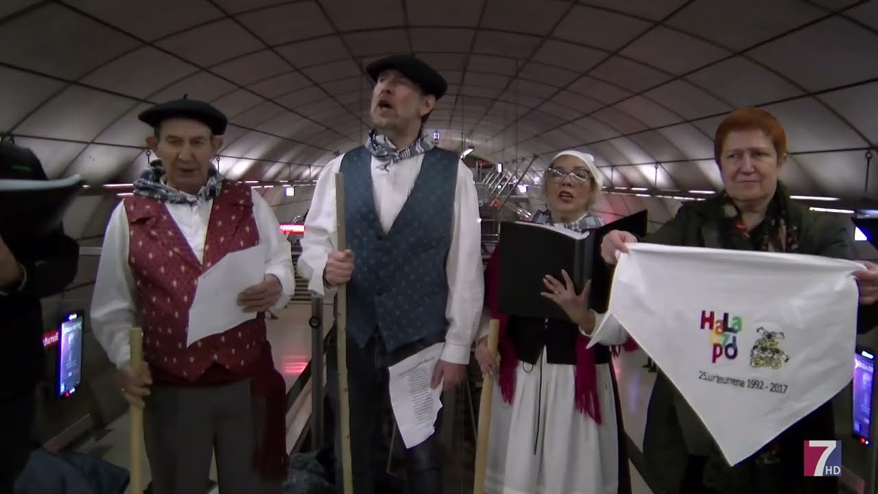 Integrantes del coro barakaldés de Hala Dzipo cantan coplas a Santa Águeda en el metro