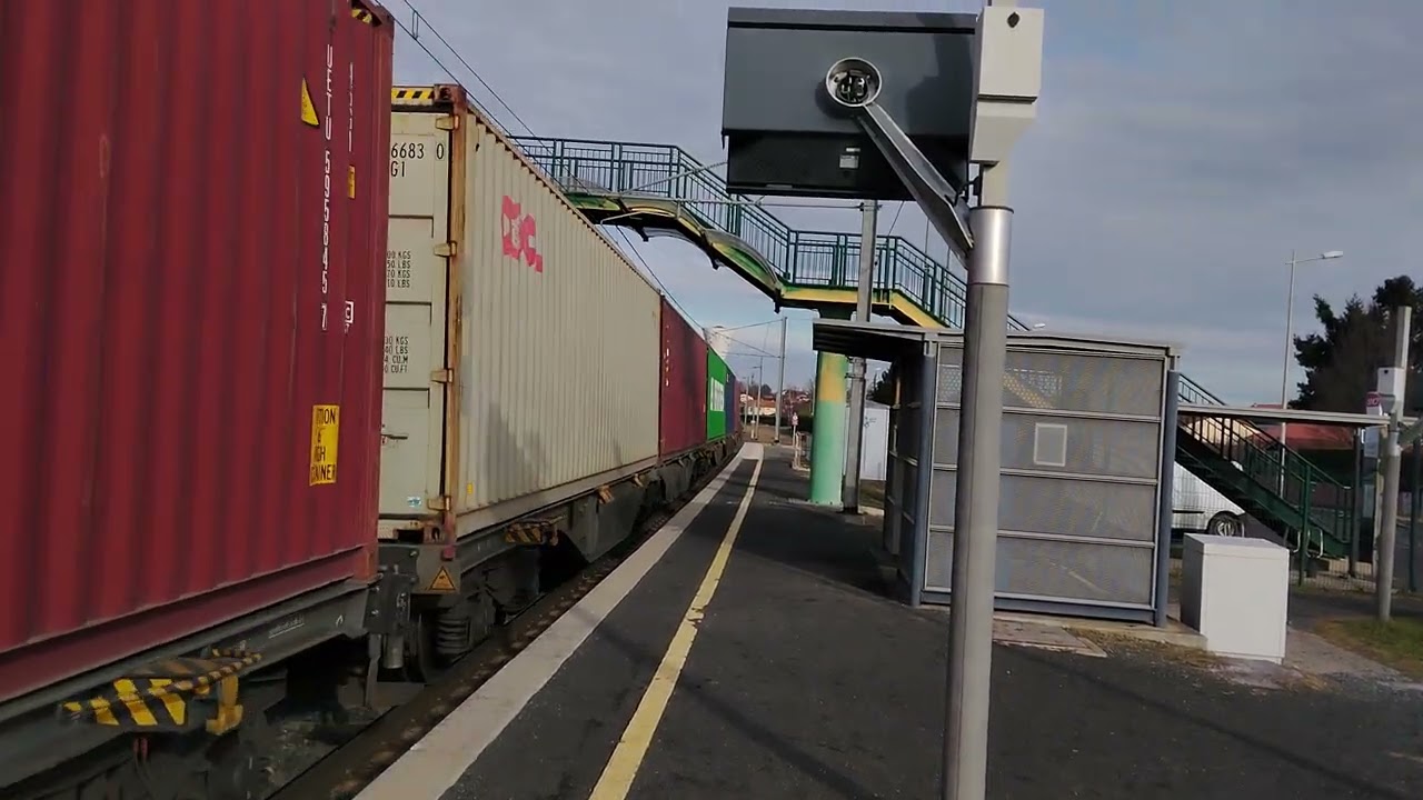 Fret ferrovergne en gare de Gerzat euro 4001 + porte conteneur + klaxon.