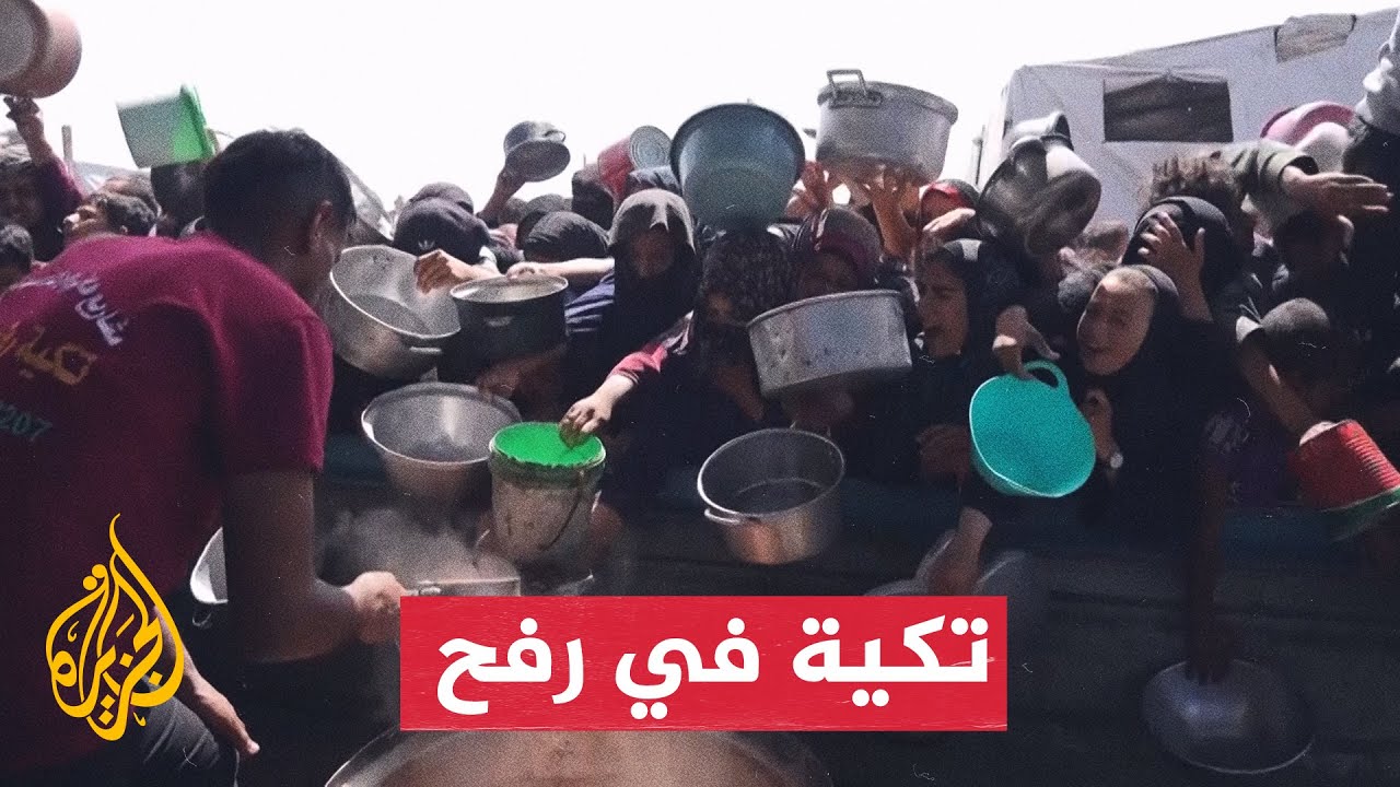 المئات يتوافدون على تكية لتوزيع الطعام في رفح جنوب غزة