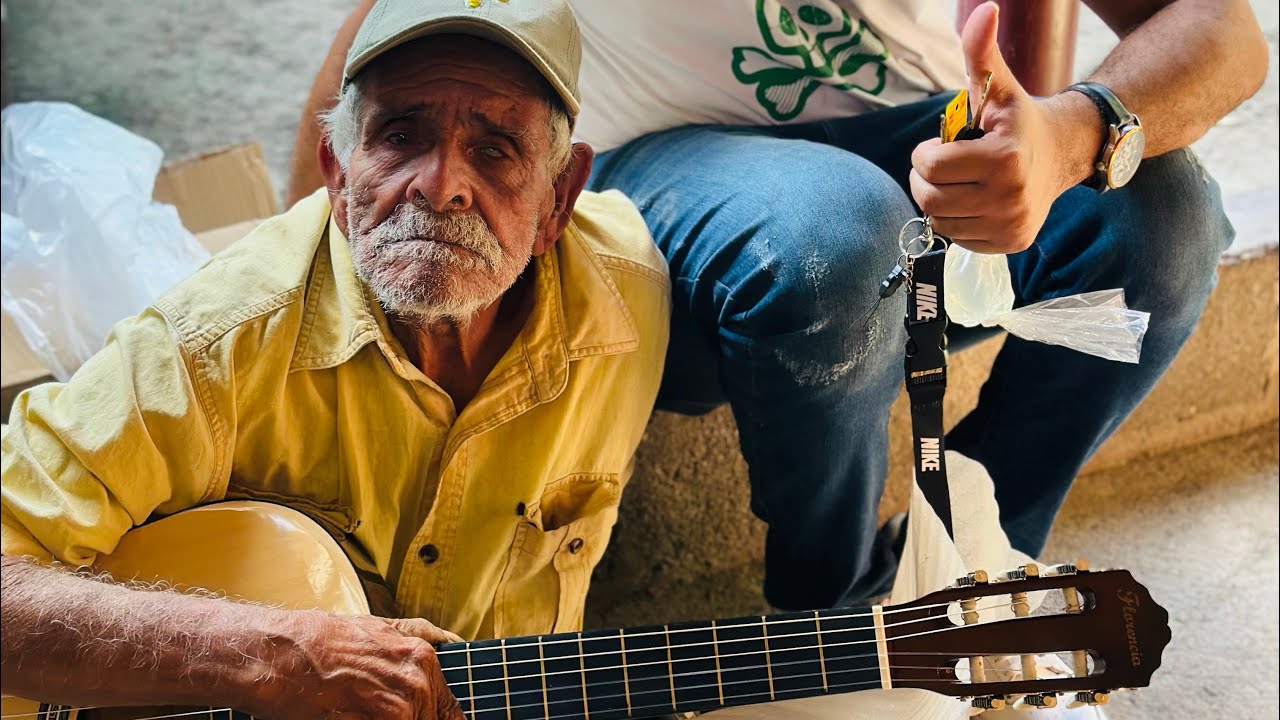 Ayudando este señor que Dios le bendiga departe del TEAM creando esperanza