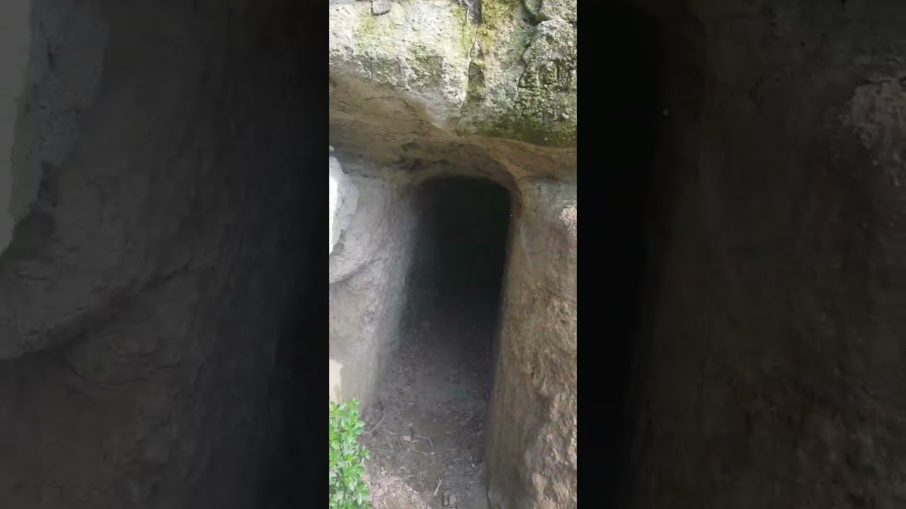 занесённые глиной и грязью сооружения, а не горы..еще один из потерянных городов Этрурии