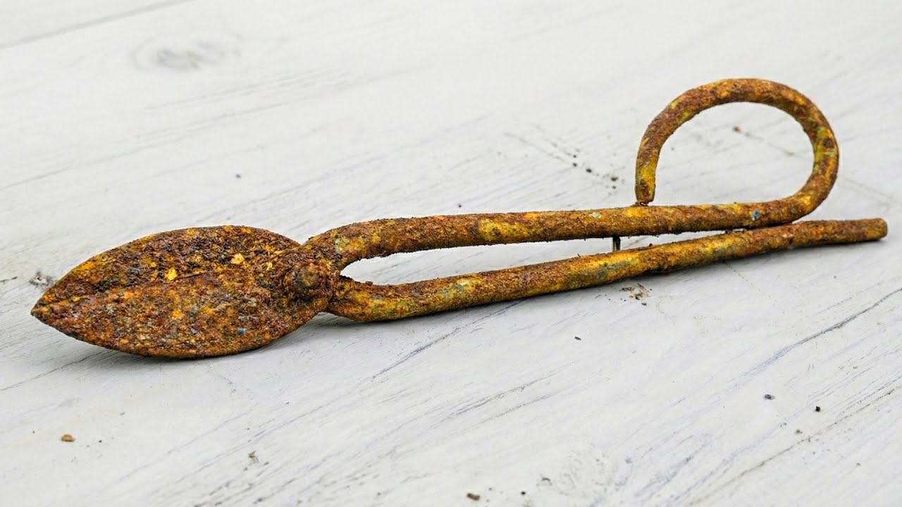 Can this Rusted 1900s Iron Scissor be Saved? - Amazing Restoration