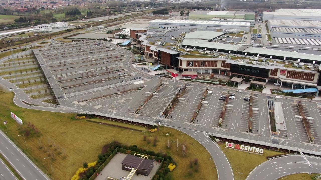 Arese, scenario apocalittico: vuoto parcheggio di uno dei centri commerciali pi&ugrave; grandi d'Europa