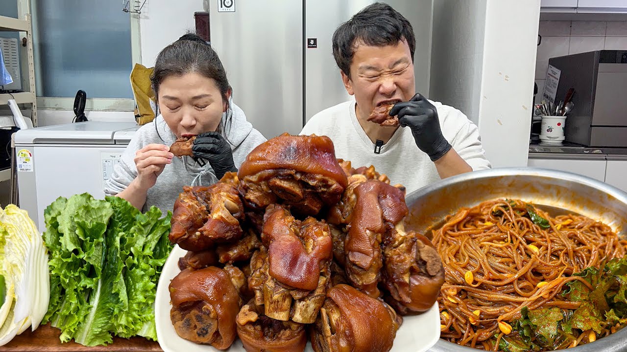 직접 만든 돼지 족발에 불닭소스를 넣어 만든 비빔국수 찰떡궁합입니다!!!🍖🍜