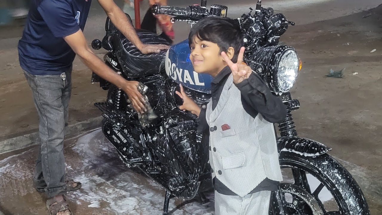 এই ফালতু রয়েল এনফিল্ড বাইকটা ওয়াশ করা হচ্ছে
