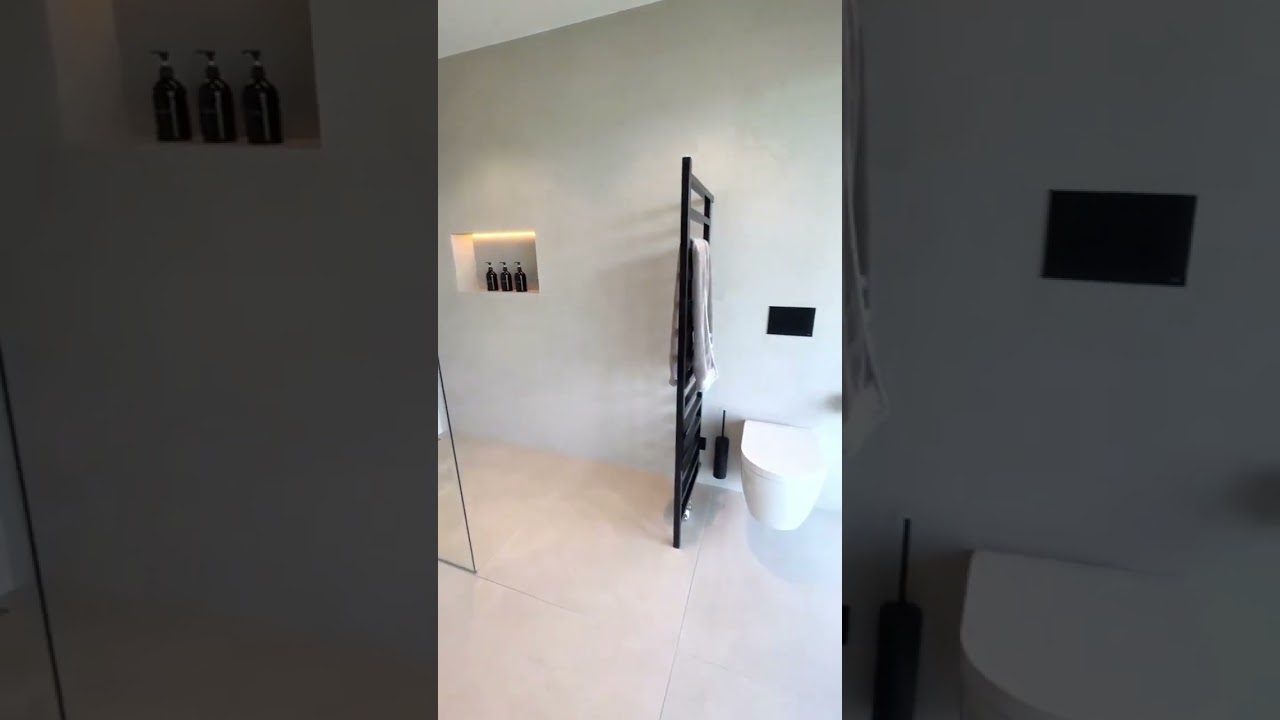 Gro&szlig;e Dusche mit Duschablauf und Glaswand in modernem Badezimmer mit schwarzen Armaturen #badezimmer
