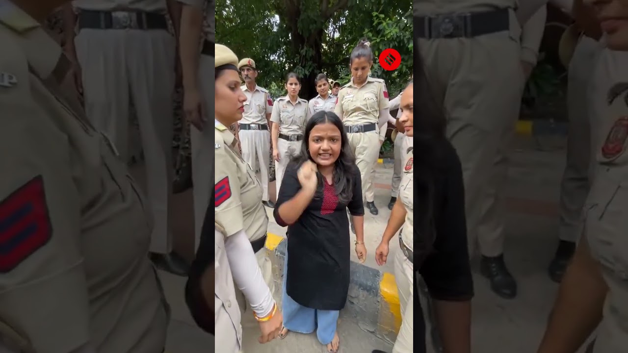 Chaos Outside Delhi Police HQ as Protesters Demand Amit Shah&rsquo;s Resignation