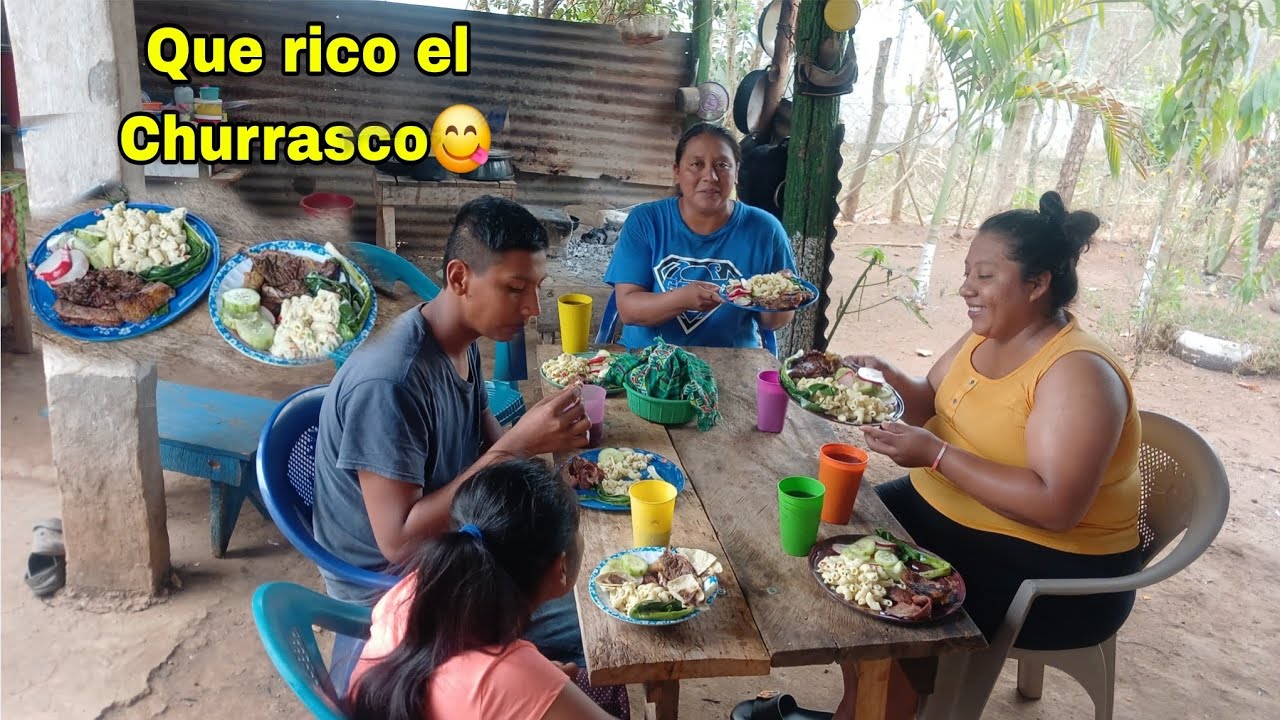 Así disfrutamos el delicioso churrasco con ensalda coditos y cebollines😋llego Francisco de trabajar😱