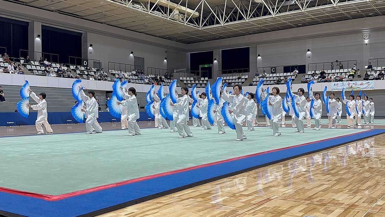 滋賀県連盟チームによる24式太極双扇／「わたSHIGA輝く国スポ2025『武術太極拳』競技会」アトラクション