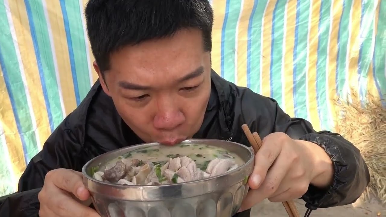 在河南开封怼碗顶配的猛男硬核早餐羊双肠，舒服【海吃王】